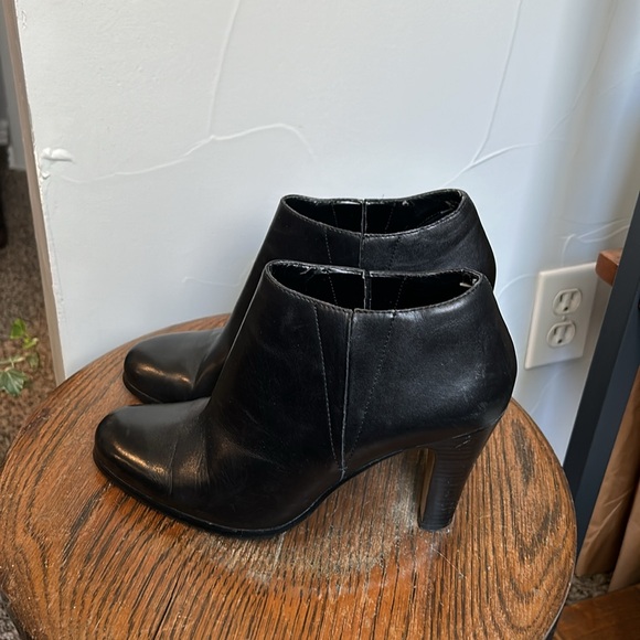 TAHARI Black Genuine Leather High Heel Booties - Picture 10 of 12